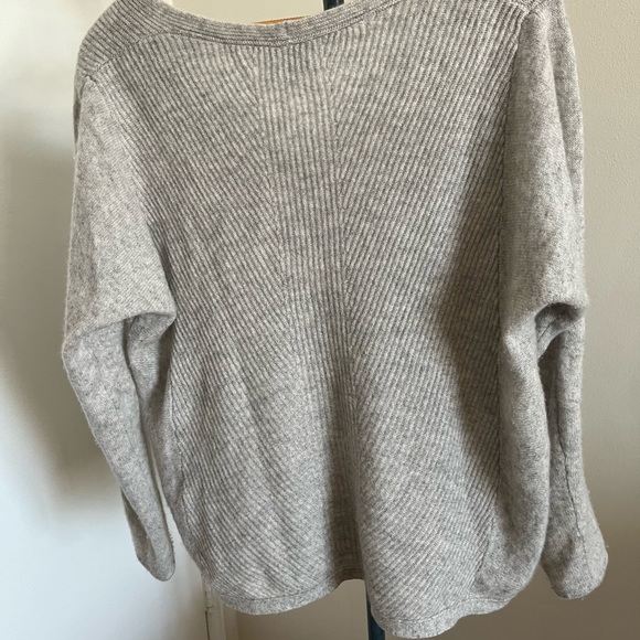 Gorgeous silver grey cashmere v neck sweater by Pure Cashmere, size 10. - Picture 4 of 11